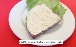 Chléb, pomazánka z uzeného tofu, ledový salát.jpg