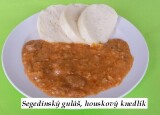 Segedinský guláš, houskový knedlík.jpg