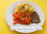 Hovězí vařené, baby karotka s hráškem a kukuřicí, brambory.jpg