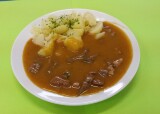 Zbojnická vepřová játra, brambory sypané petrželkou.jpg