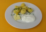Brambory s tvarohem sypané pažitkou.jpg